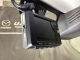 【別途SDカードの購入が必要です。また社外品は保証対象外となります。】運転中の映像・音声などを記録して、交通事故やトラブルが起きた時の正確な状況把握に役立つドライブレコーダーが装着済。