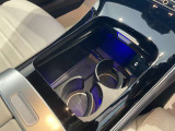 【ドリンクホルダー】コンソールパネルにはドリンクホルダーが2個御座います。また置くだけ充電とUSB-C電源ソケットも御座います。