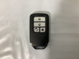スマートキーを装備しています。鍵を差し込むことなくドアロックの開け閉めと、スタートボタン操作でのエンジンスタートができます。