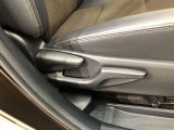 運転席シート座面は上下アジャスター付きです。お好みの位置に調整可能です。