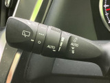 ワイパーやウォッシャーの表示に加え、AUTOの表記も確認できるレバーです。操作内容が手元にまとまっており、雨天時も表示を見ながら必要な機能を選びやすい、実用的な装備です。