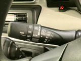 表示がレバー上にまとまり、運転席から設定内容を確認しやすい仕様です。天候に応じた視界確保に関わる装備を手元で扱えるため、雨の日のお出かけにも役立つ実用的なポイントです。