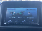 画面には目的地検索やソース切替などの項目が表示され、行き先の設定や音源選びをまとめて行えます。メニューが画面上に整理されており、日々のお出かけを支える装備です。