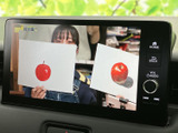 テレビ映像を楽しめる画面を備えており、停車中の待ち時間などに番組を視聴できます。画面の表示も分かりやすく、車内で過ごすひとときに便利な装備としてご利用いただけます。