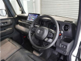 ◆視界広々で非常に運転しやすくロングドライブでも疲れを感じさせないすっきりとまとまったインパネ周りです。