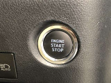 エンジンスタートスイッチです。キーが車内にあれば、エンジンの始動や停止はスイッチを押すだけ!キーを取り出す手間を省き、ワンプッシュで操作できるので簡単でスムーズです。
