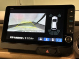 リバースギアに入れるだけで後方の表示へ切り替わります。夜間や雨の日の駐車も楽になりますよ。