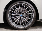 【BMWアロイホイル】軽量かつ強度に拘ったアロイホイル。走行性能ポテンシャルを引き出す設計。車の足元を引き締めてくれる大きなポイントはアロイホイルです。
