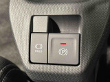 指先だけで簡単に操作が可能な電動パーキングブレーキを採用。「HOLD」スイッチを押すと、渋滞や信号待ちなどでブレーキペダルから足を離しても、ブレーキを保持するので安心です
