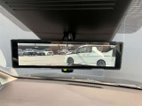 車両後方のカメラ映像をミラー面に投影します。社内の状況や天候に左右されずいつでもクリアな後方視界が得られます。