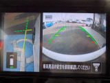 サイドブラインドモニターは、障害物などの確認を補助するシステムです。前進、右左折するときは直接目で周囲の安全を確認し、ゆっくりした速度で運転してください。また、左折時には内輪差に注意してください。