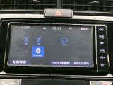 AM・FMやテレビ、Bluetoothなど、音源を選ぶ項目が画面に表示されています。聴きたいコンテンツに合わせて選択でき、音声設定や交通情報の項目も備えた便利な装備です。