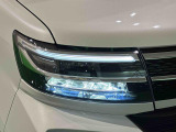 対象物が見やすく白く明るい光で夜間走行をサポートするフルLEDヘッドランプ(サイドビューランプ、クリアランスランプ、オートレベリング機能付き)を装備
