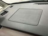 【助手席エアバッグ】SRSエアバッグとはシートベルトの働きを補助して衝突した時に乗員の衝撃を軽減するシートベルト併用式エアバッグ。前面衝突時に瞬時に膨らみ、頭部と胸部の衝撃を軽減します。