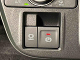 指先だけで簡単に操作が可能な電動パーキングブレーキを採用。「HOLD」スイッチを押すと、渋滞や信号待ちなどでブレーキペダルから足を離しても、ブレーキを保持するので安心です