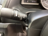 レバーをAUTOの位置にしているとき、レインセンサーが雨を感知すると、雨量に応じてワイパーが自動で作動してくれるオートワイパーを装備!