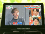 画面にはテレビ番組が表示され、停車中の待ち時間などに映像を楽しめます。画面上で内容を確認しやすく、移動の合間も車内で過ごす時間に活用できる装備です。ご利用時は安全に配慮してお使いください。