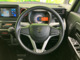 握りやすい形状で、正面のメーターを確認しながら運転しやすいレイアウトです。手元にはスイッチも備わり、視線を大きく移さずに扱える便利さも魅力です。