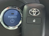【スマートキー】カバンやポケットに入れたままでもドアの施錠・解錠が可能なスマートキーを装備。エンジンのオン・オフ時もカギを取り出す必要が無いからとっても便利です♪