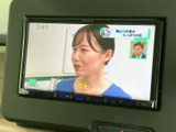 テレビ番組を表示できる画面を備えており、停車中の休憩時間などに映像を視聴できます。画面上で番組情報も確認でき、車内で過ごすひとときの楽しみを広げてくれる装備です。