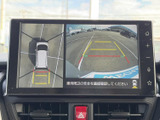 車両後方の映像と俯瞰表示を画面で確認でき、駐車時の周囲の安全確認をサポートします。目安線も表示されるため、車庫入れや駐車の際に役立つ便利な装備です。