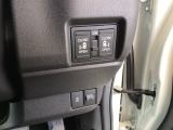 パワースライドドアの開閉はスマートキーのリモコンやドアノブは勿論、運転席側のスイッチ操作でも開閉ができ、安全・簡単です。