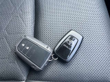 スマートエントリーキーシステムです。鍵を持っていればドアロック、解除、エンジン始動も楽チンです。イチイチ鍵を出す手間も無くなりますよ。悪天候時にも重宝しますね