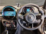 ミニ独特のゴーカートフィーリングと呼ばれる軽快なハンドリングはAT車、MT車のどちらでも楽しめます。