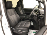 運転席はホールド感のあるシートになっています!ヒップポイントも高く、座った時に周りを見渡しやすいので、運転もしやすいです!