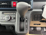 ★シフトレバー★ 手を自然と伸ばしやすいインパネシフト  トランスミッションは、CVT(自動無段変速) 変速ショックのないスムーズな加速とエンジン回転数を効率よく変換する省燃費を両立させています。