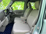 前席は視界が広く、運転席まわりを見渡しやすいレイアウトです。落ち着いた色合いのシートと足元の空間がまとまり、乗る方にもくつろいでいただきやすい室内です。
