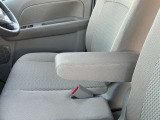 運転席にはアームレストが付いてます。