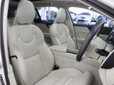 パーフォレーテッド・ファインナッパレザーシートはフロントベンチレーション機能とマッサージ機能を標準装備しています。