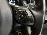 ステアリングには運転中でも簡単に操作できる各種スイッチついてます
