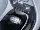 クルーズコントロール機能が付いています。 速度を設定するとアクセルを踏まなくても一定の速度で走ることができます。  高速道路ではとても便利な装置なんです。