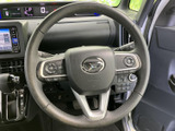 ステアリング上に複数のスイッチが配され、手元で車内機能を操作できます。メーターやナビ画面を見ながら必要な項目を確認しやすく、日常の運転をサポートします。