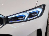 【LEDヘッドライト】先進のLEDテクノロジーを採用。放射される白色光の周波特性は太陽光に近く、バイキセノン・ヘッドライトを上回るコントラストで更に明るく輝きます!