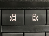 【両側パワースライドドア】両側がパワースライドドアになっており、運転席のスイッチやスマートキーでも開閉が可能です!開口部も広いので乗り降りも楽々♪