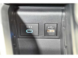 充電用USB端子付き。スマートフォンなどの充電に便利です。