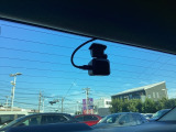 リア側ドライブレコーダー。運転中の映像・音声などを記録して、交通事故やトラブルが起きた時の正確な状況把握に役立つドライブレコーダーが装着されています。