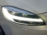 【LEDヘッドライト】ハイビームを先行車や対向車にあてず、その両サイドではハイビーム照射を維持。見える範囲が段違いに広くなりました。北欧神話に登場するトールハンマーをモチーフにデザイン。