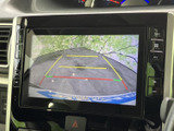 後方の様子を画面で確認でき、ガイド線も表示されるため、駐車位置を把握する際に役立ちます。周囲の状況を目で確かめながら、車庫入れや切り返しを進められる装備です。