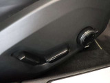 運転席は左右ともパワーシートとなっています ボタンをスライドさせることで直感的に操作可能です