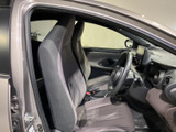 運転席まわりは、シートに腰掛けた際に前方や計器類を確認しやすいレイアウトです。落ち着いた色合いのシートとすっきりした室内空間で、毎日の移動も快適にお過ごしいただけます。乗り降りもしやすい開口部です。