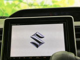 センターの画面は運転席から確認しやすい位置にあり、画面下には音響や地図などの項目が並びます。日常の移動中も、必要な情報を見つけやすい配置です。