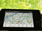 現在地周辺の道路や施設を画面上で確認でき、目的地設定や周辺検索にも活用できます。行き先までのルート確認を車内で行えるので、初めて訪れる場所へのお出かけにも便利です。