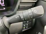 レバーには各種マークが表示され、運転席から操作内容を確認しやすい設計です。手元で扱えるスイッチ類がまとまり、周囲の状況を確認しながら使いやすい、日常の運転を支える装備です。