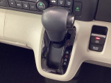 インパネシフトを採用しているので、前席の足元も広々としています。運転席と助手席の行き来もスムーズです!