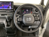 【ハンドル】運転にかかわる様々な操作を安全に行えるように視点移動が少なく操作性に配慮されたスイッチ類が凝縮されたコックピットです。