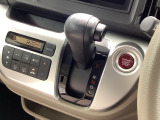 インパネシフトを採用しているので、前席の足元も広々としています。運転席と助手席の行き来もスムーズです!